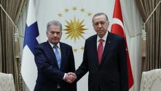 El presidente de Turquía, Recep Tayyip Erdogan, (d) estrecha la mano del presidente de Finlandia, Sauli Niinisto.