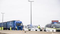 Un motorista muere tras chocar con un camión en la A-68 de Zaragoza.