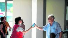 Una de las voluntarias movilizadas en el recinto ferial de Calatayud durante el incendio de julio.