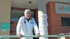 Eduardo Comas, a la entrada del centro de salud de Cedrillas, donde trabaja