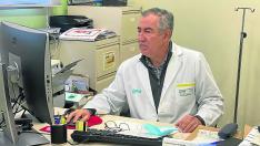 El doctor José Alcubierre, pasando consulta en Berbegal, donde lleva 17 años ejerciendo.