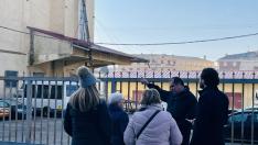 El alcalde y el concejal durante la visita junto a vecinos del Palomar.