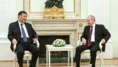 El presidente chino Xi Jinping (I) se reúne con el presidente ruso Vladimir Putin en el Kremlin.