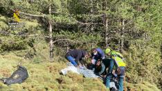 La Guardia Civil, procediendo al levantamiento del cadáver hallado en la Peña Oroel de Jaca.