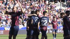 Los jugadores de la SD Huesca celebran el gol del empate ante el Real Zaragoza.