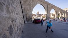 Dos miembros de la asociacion de amigos de los trinquetes de Teruel en un trozo de la muralla donde se jugaba. Foto Antonio Garcia_bykofoto_2. 15_03_23[[[FOTOGRAFOS]]]