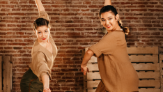 Dos de las integrantes del  Colectivo Algazara, que impartirá el taller de danza y jota castellana en Arguis.
