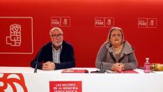 Francisco Javier Hernando y Flor Ardanuy, en la sede del PSOE Huesca.