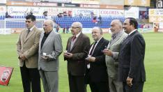 Juan Torre, tercero por la izquierda, durante un homenaje a expresidentes de la SD Huesca.
