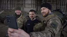 El presidente de Ucrania, Volodimir Zelenski, se hace un selfi con dos militares en el frente de Bajmut.