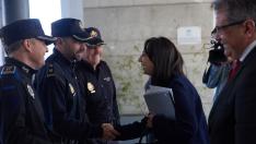 Mercedes González saluda a varios policías a su llegada a la Junta Local de Seguridad de Parla