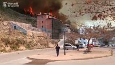 Bomberos de la Diputación Provincial de Castellón en el incendio. Trabajan para salvar la localidad de Montán (Castellón).