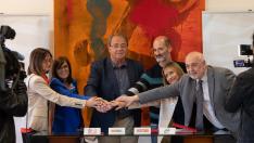 El consejero de Hacienda, Carlos Pérez Anadón, firma el convenio con los sindicatos de la Administración general