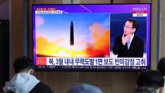Una pantalla de televisión en la estación de Seúl muestra noticias sobre el lanzamiento de dos misiles balísticos de corto alcance por parte de Corea del Norte hacia el Mar del Japón.