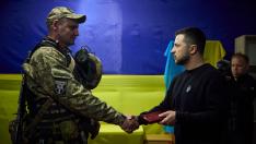 El presidente de Ucrania, Volodimir Zelenski, condecora a militares en Zaporiyia