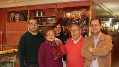 Salvador Trallero y Margarita Anoro, fundadores del negocio, junto a sus dos hijos, Salvador y Carlos, y su nuera, Katy Escalzo.