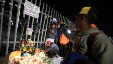 Un grupo de persona protestan en memoria de las 38 víctimas, frente al Instituto Nacional de Migración (INM) en México.