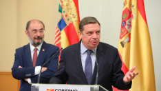 El ministro de Agricultura, Luis Planas, con el presidente del Gobierno de Aragón, Javier Lambán, este viernes en Zaragoza.