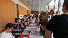 Las mesas de votación en el edificio Seminario del Ayuntamiento de Zaragoza estuvieron muy concurridas.