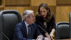 El alcalde de Zaragoza, Jorge Azcón, con la concejal de Hacienda, María Navarro, en el último pleno de mociones de la coporación.