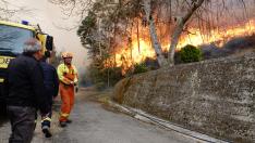 Bomberos de Asturias trabajan en el incendio de los concejos de Valdes y Tineo.