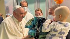 El papa Francisco visitó este viernes por la tarde la planta de oncología pediátrica del hospital en el que permanece ingresado, el Gemelli de Roma