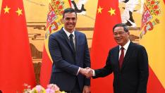 El presidente del Gobierno español, Pedro Sánchez, y el primer ministro chino, Li Qiang.