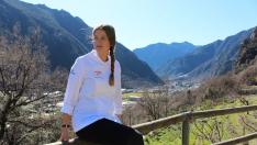 Lorena Palacios, en su Andorra natal, con la chaqueta de cocinero de un concurso nacional en el que quedó tercera
