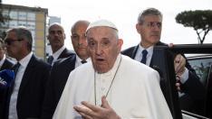 El papa Francisco sale del hospital de Roma, tras la bronquitis.