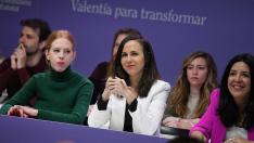 (I-D) La secretaria Organización de Podemos y secretaria de Estado de Agenda 2030, Lilith Verstrynge; la secretaria general de Podemos y ministra de Derechos Sociales y Agenda 2030, Ione Belarra; y la secretaria de Inte