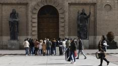 Grupos de turistas visitando el centro de Zaragoza este domingo.