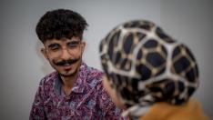 Idris Mohammed vive en Calatayud junto a sus padres y dos hermanos. En la foto habla con la traductora de la organización Accem.