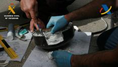 La Guardia Civil encontró la cocaína al abrir el instrumento de percusión.