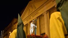 Las cofradías de Nuestro Señor Atado a la Columna y de la Preciosísima Sangre concitaron a numerosos fieles en sus procesiones del Martes Santo en Huesca.