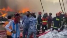 Así fueron las llamas que devoraron un mercado en Bangladesh