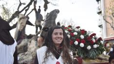 La cofradía de Santiago de Huesca incorporó por primera vez a una mujer, Cristina López, para tirar del paso de La Enclavación.