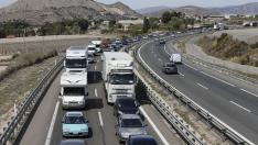 Doce kilómetros de retención en 2 autovías de Alicante por sendas colisiones