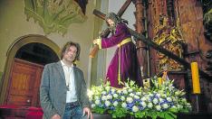 Juan José Ceamanos, con el paso en la iglesia de San Juan el Real de Calatayud.