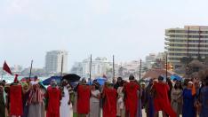 Fieles Católicos representan la Pasión de Cristo en el balneario de Cancún
