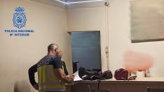 Agentes de la Policía Nacional en una inspección en la vivienda-prostíbulo ubicada en la barriada de Pere Garau de Palma
