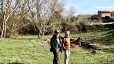Fernando Sánchez Dragó y José Ángel González Sáenz, el pasado sábado, 8 de abril, paseando por el campo cerca de Castilfrío de la Sierra