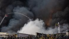 Incendio en un almacén en Hamburgo, alerta por toxinas