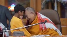 El Dalai Lama se disculpa por besar a un niño en la boca y pedirle que le "chupe su lengua"