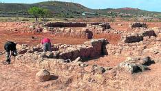 Arqueólogos, en el poblado artesanal de época romana descubierto en la zona de cola del embalse de la localidad turolense de Lechago.