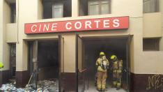 Trabajo de los bomberos aplacando el fuego en el Cine Cortés de Barbastro.