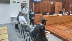 Momento en el que los dos únicos acusados en prisión, Sara Giménez y Aitor Gordillo, entraban en la sala de vistas.