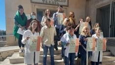 Representantes de las entidades que integran el Consejo de Salud Teruel-Centro, a las puertas del ambulatorio.