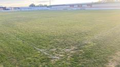 Estado del campo de fútbol municipal de césped natural de Barbastro.