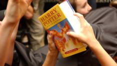 Un niño con un libro de 'Harry Potter', en Londres