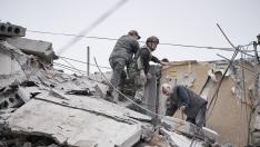 Equipos de rescate ucranianos ayudan a un hombre herido tras el ataque con un misil en la ciudad de Sloviansk.